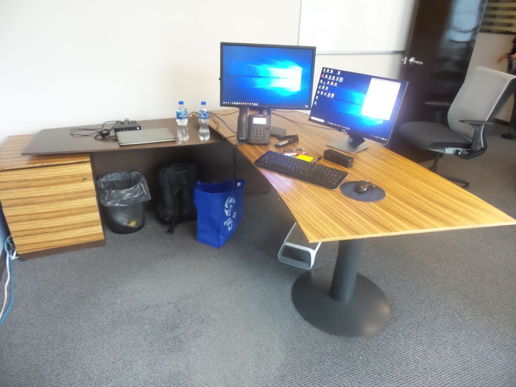 Lote 021 - Escritorio en forma de L con archivero y credenza - Imagen 2