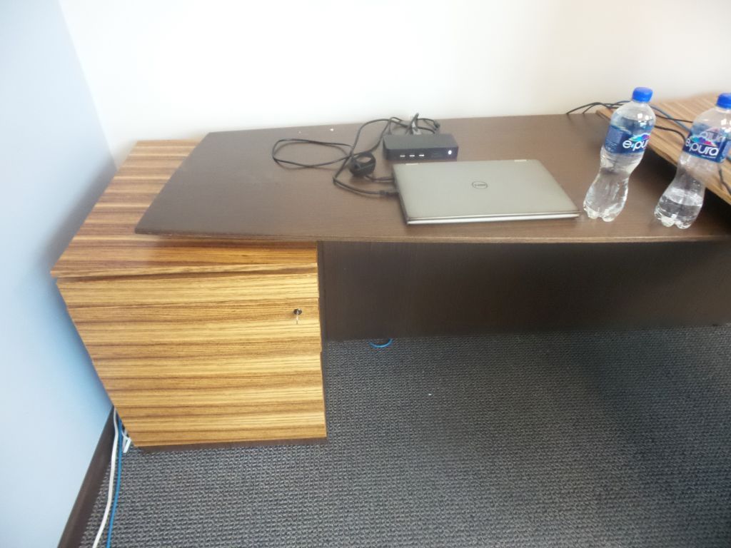 Lote 021 - Escritorio en forma de L con archivero y credenza - Imagen 4