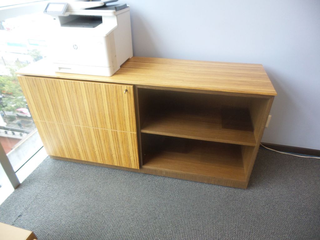 Lote 021 - Escritorio en forma de L con archivero y credenza - Imagen 5