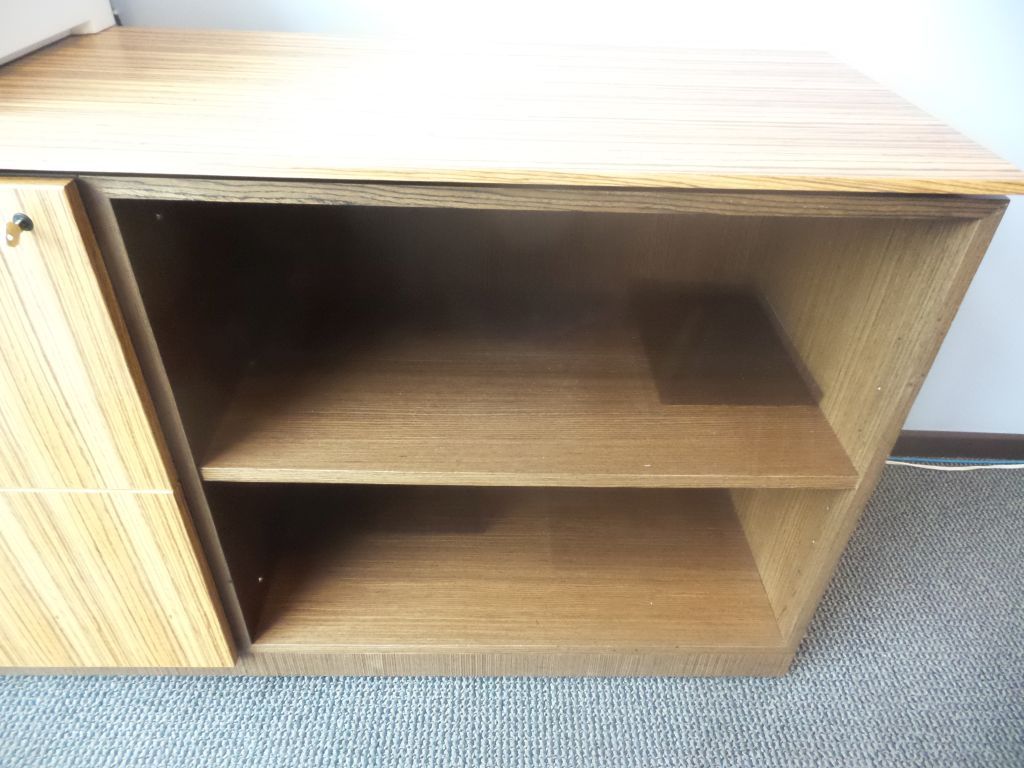 Lote 021 - Escritorio en forma de L con archivero y credenza - Imagen 6