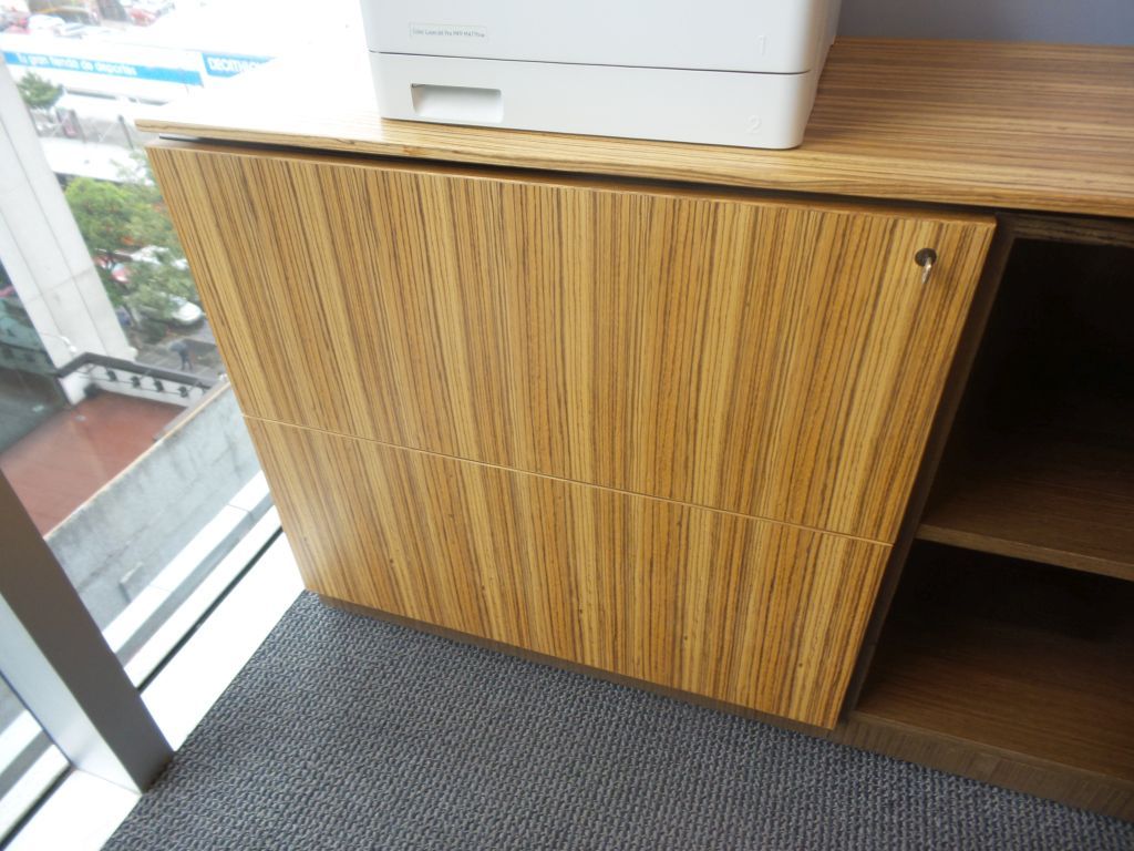 Lote 021 - Escritorio en forma de L con archivero y credenza - Imagen 7