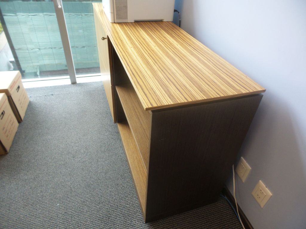 Lote 021 - Escritorio en forma de L con archivero y credenza - Imagen 8