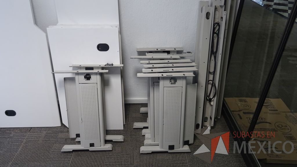 Lote 271 - Estación de trabajo desarmada con 6 cubiertas 9 patas y accesorios para cableado - Imagen 3