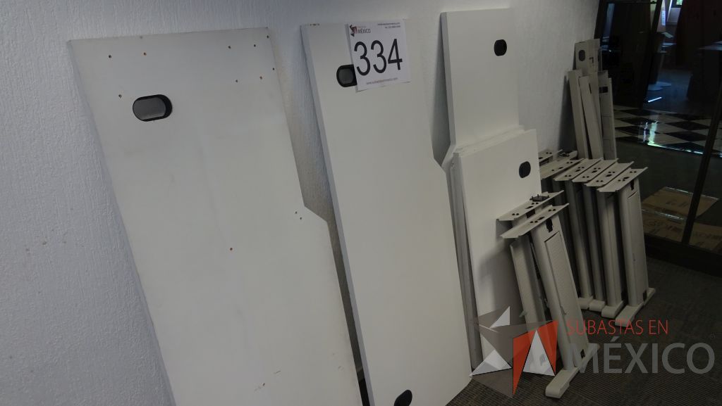 Lote 271 - Estación de trabajo desarmada con 6 cubiertas 9 patas y accesorios para cableado