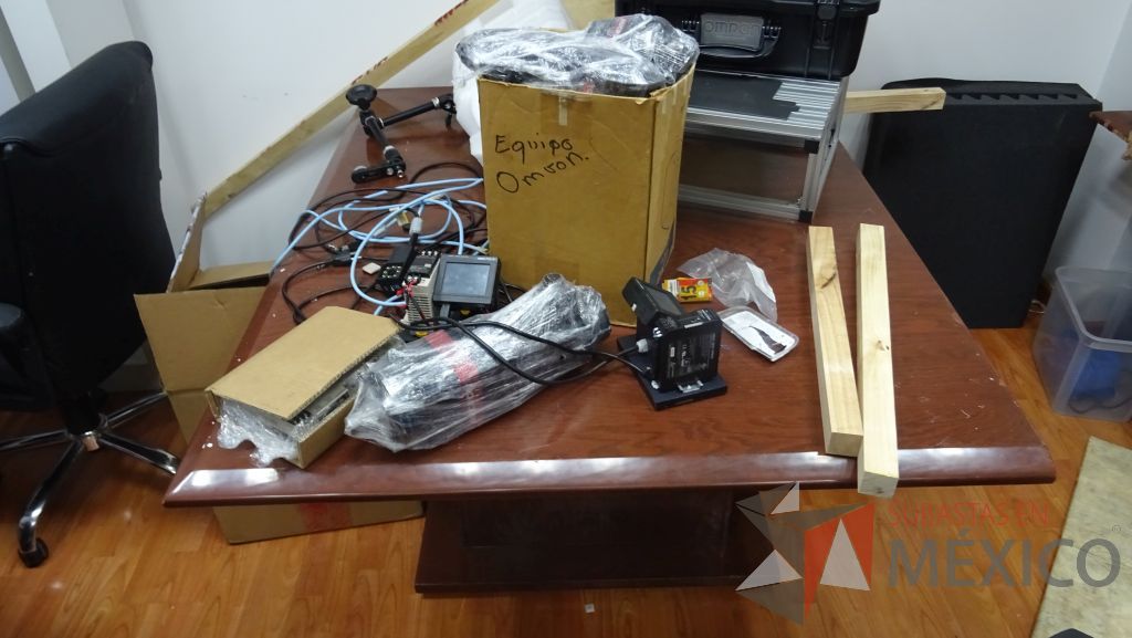 Lote 010 - Mesa para sala de juntas en 3 secciones