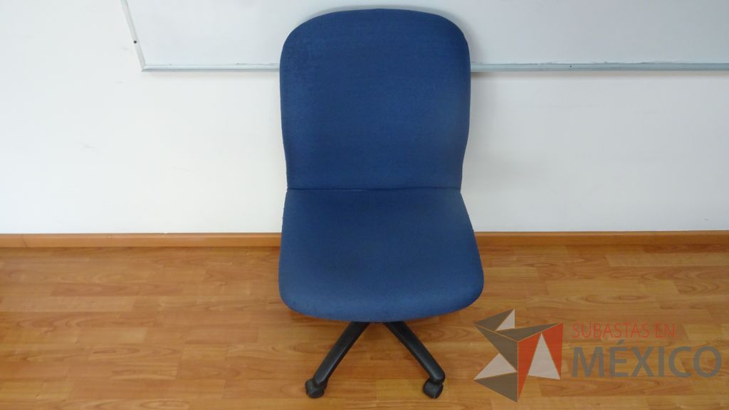 Lote 047 - Silla operativa en color azul sin descansa brazos y ruedas - Imagen 4