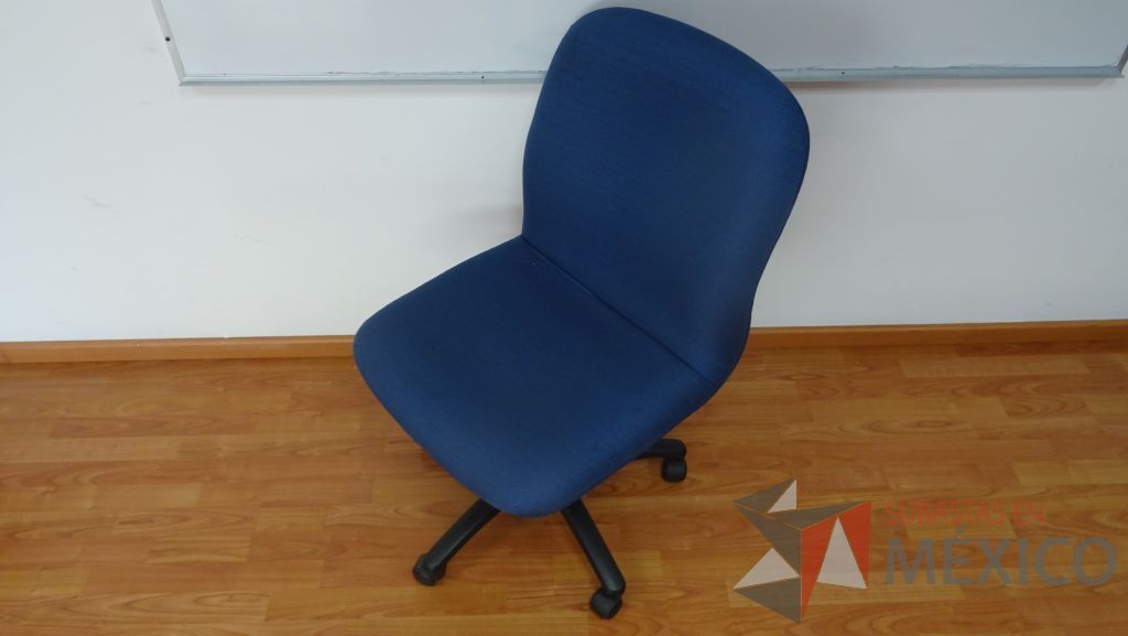 Lote 047 - Silla operativa en color azul sin descansa brazos y ruedas - Imagen 3