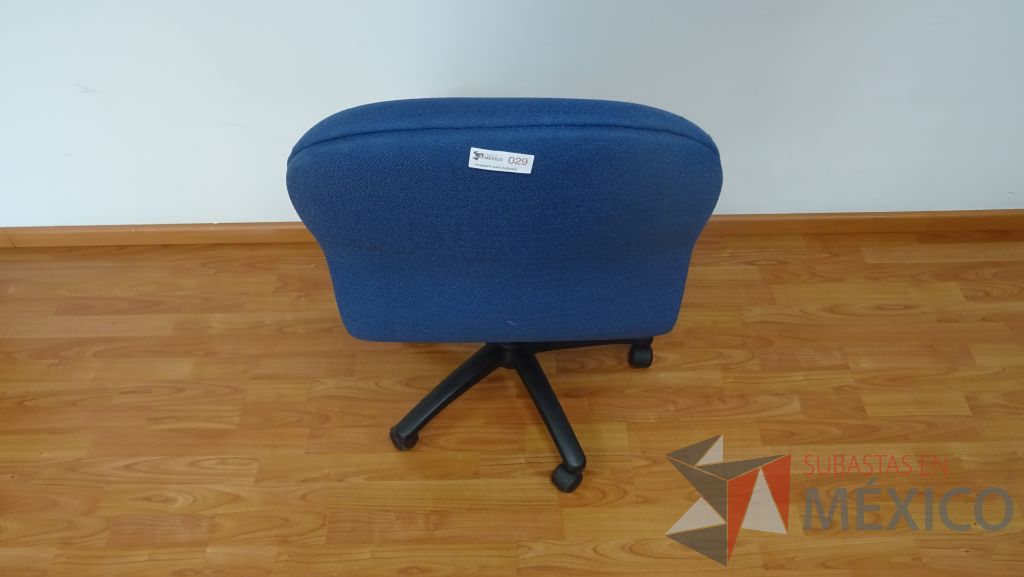 Lote 047 - Silla operativa en color azul sin descansa brazos y ruedas - Imagen 2