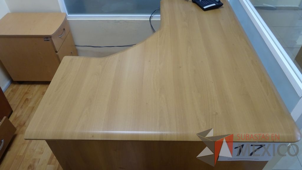 Lote 017 - Escritorio chicos con archivero vertical de dos cajones, una credenza de dos puertas y cuatro cajones - Imagen 2