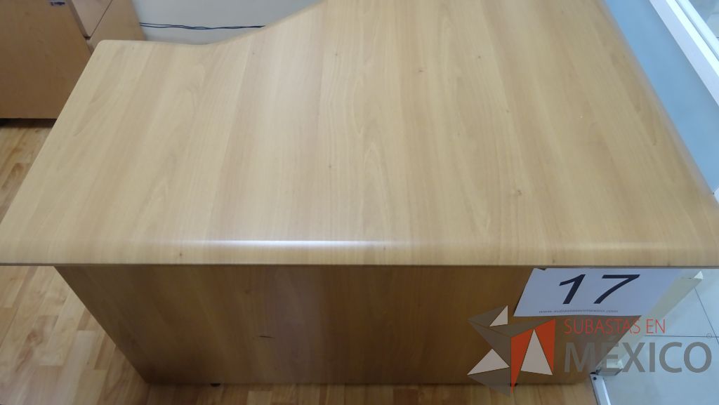 Lote 017 - Escritorio chicos con archivero vertical de dos cajones, una credenza de dos puertas y cuatro cajones - Imagen 3