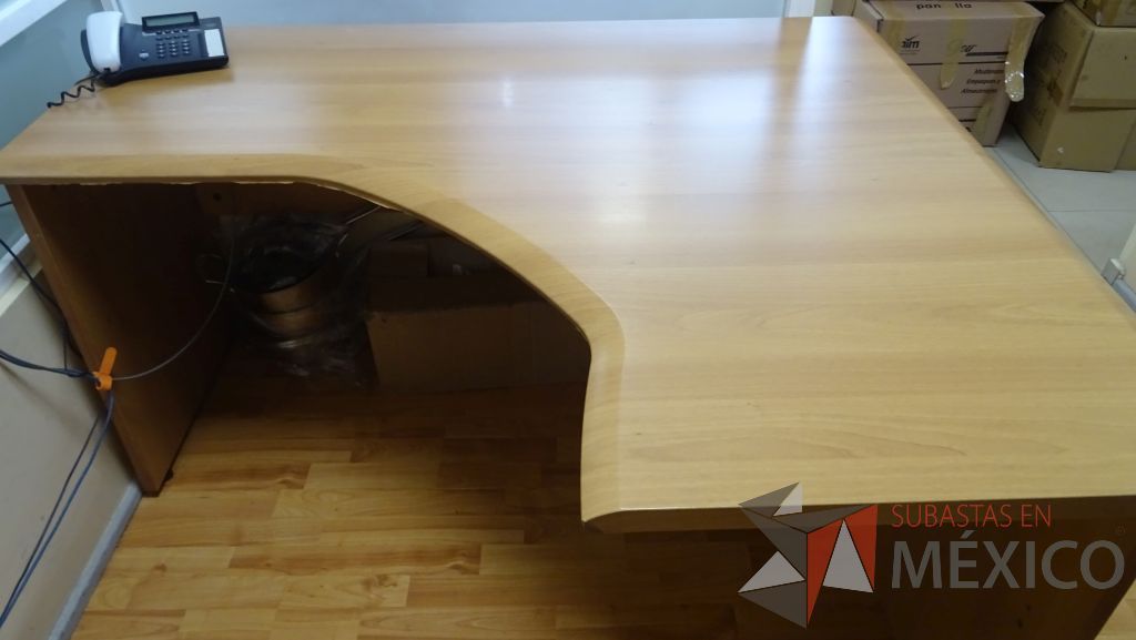 Lote 017 - Escritorio chicos con archivero vertical de dos cajones, una credenza de dos puertas y cuatro cajones