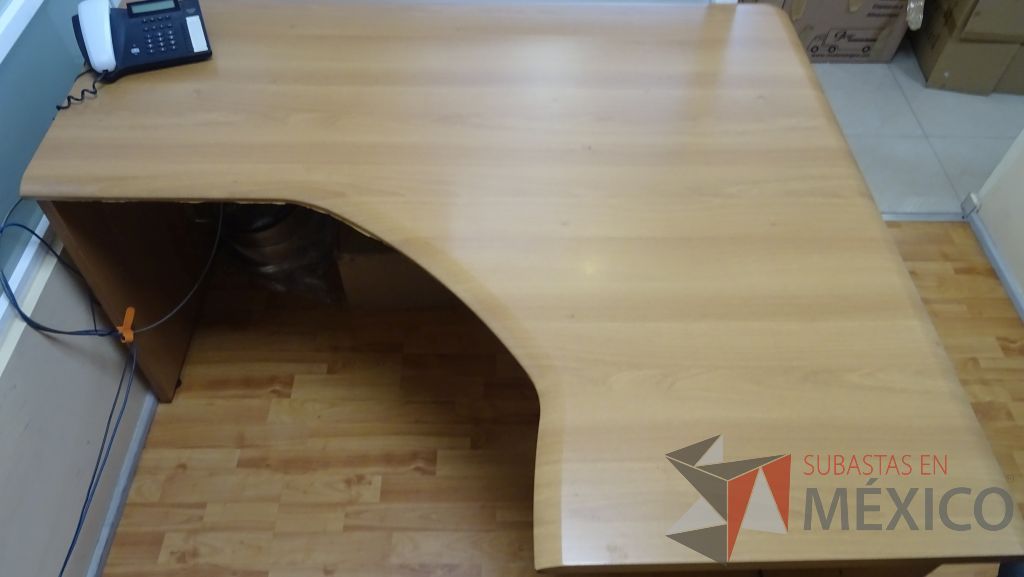 Lote 017 - Escritorio chicos con archivero vertical de dos cajones, una credenza de dos puertas y cuatro cajones - Imagen 4