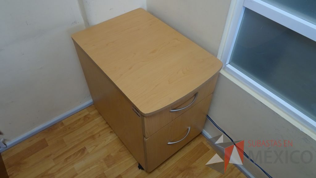 Lote 017 - Escritorio chicos con archivero vertical de dos cajones, una credenza de dos puertas y cuatro cajones - Imagen 6