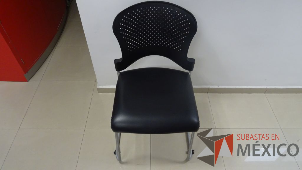 Lote 058 - 3 Sillas de visita con respaldo de plástico y asiento tipo piel sin descansa brazos y ruedas - Imagen 2