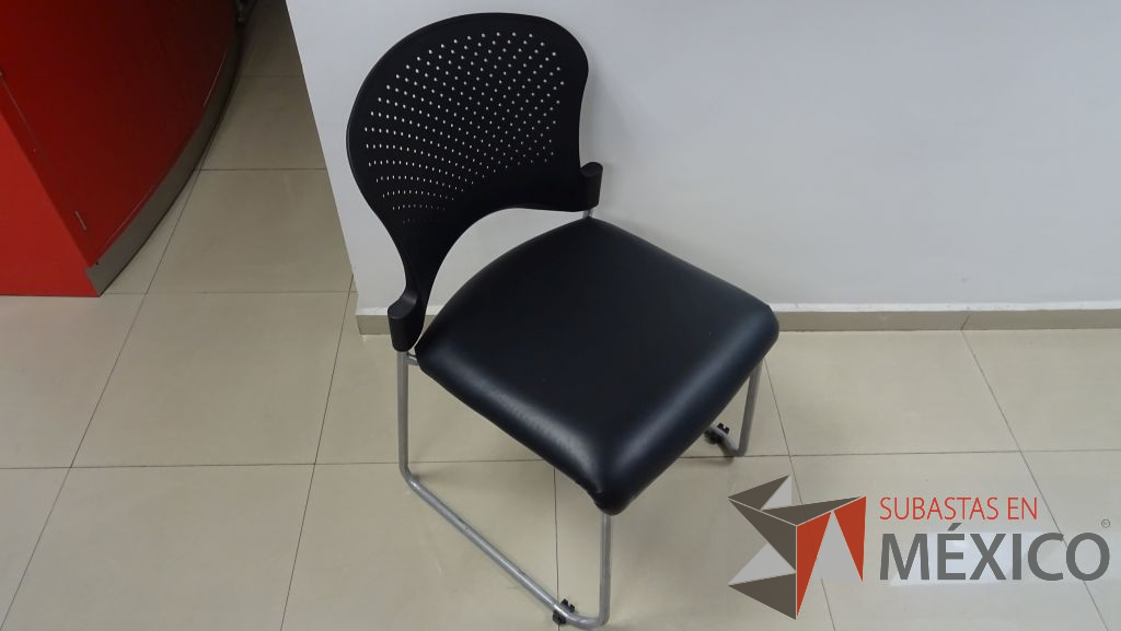 Lote 058 - 3 Sillas de visita con respaldo de plástico y asiento tipo piel sin descansa brazos y ruedas - Imagen 3