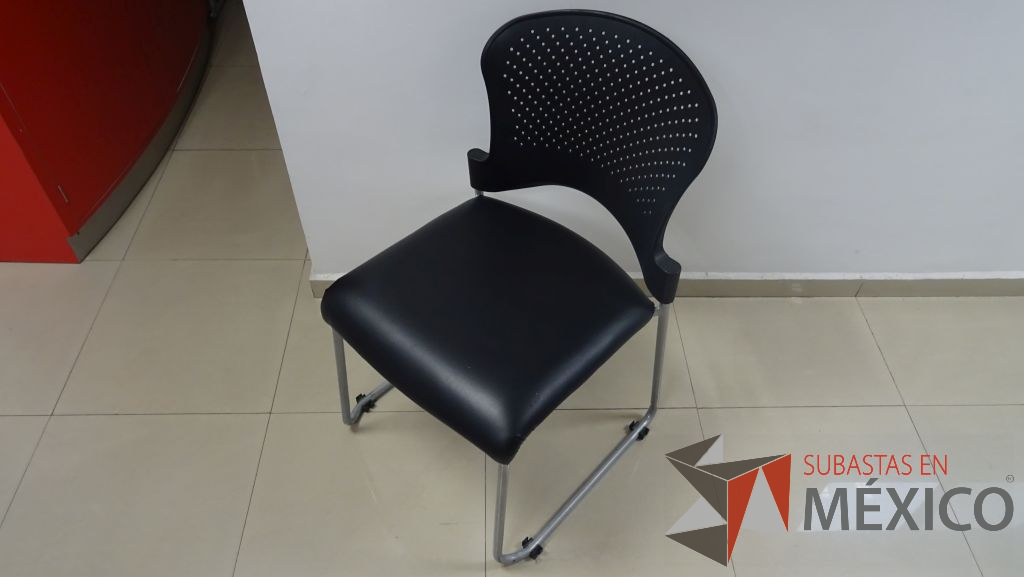 Lote 058 - 3 Sillas de visita con respaldo de plástico y asiento tipo piel sin descansa brazos y ruedas