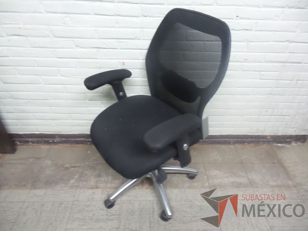 Lote 132 - 50 Sillas con descansabrazos de respaldo alto, en tela de malla,color negras, de plástico y tipo trineo