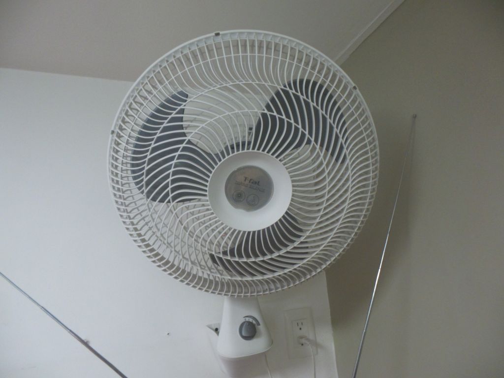 Lote 136 - 5 Ventiladores de pared color blanco marca T-fal, 3 velocidades - Imagen 2