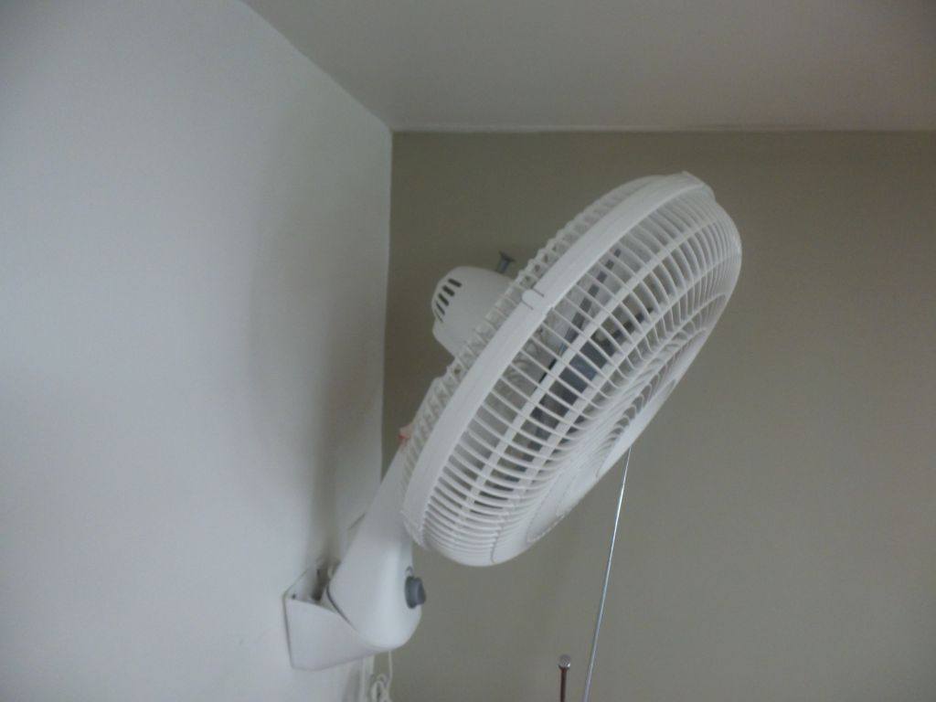 Lote 136 - 5 Ventiladores de pared color blanco marca T-fal, 3 velocidades - Imagen 3