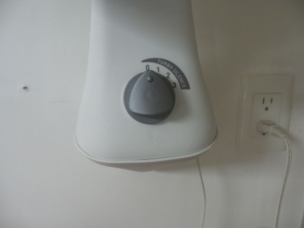Lote 136 - 5 Ventiladores de pared color blanco marca T-fal, 3 velocidades - Imagen 4