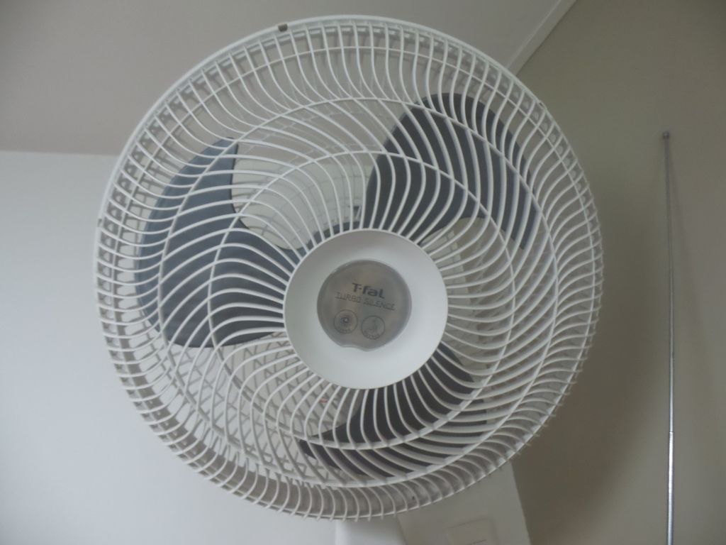 Lote 056 - 2 Ventiladores de pared color blanco marca T-fal, 3 velocidades - Imagen 3