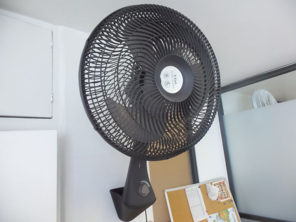 Lote 129 - 3 Ventiladores de pared color negro marca T-fal, 3 velocidades - Imagen 2