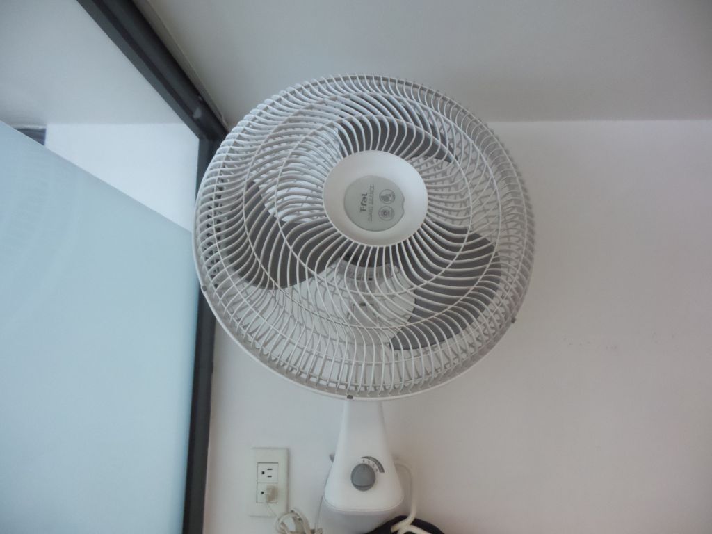 Lote 136 - 5 Ventiladores de pared color blanco marca T-fal, 3 velocidades - Imagen 6