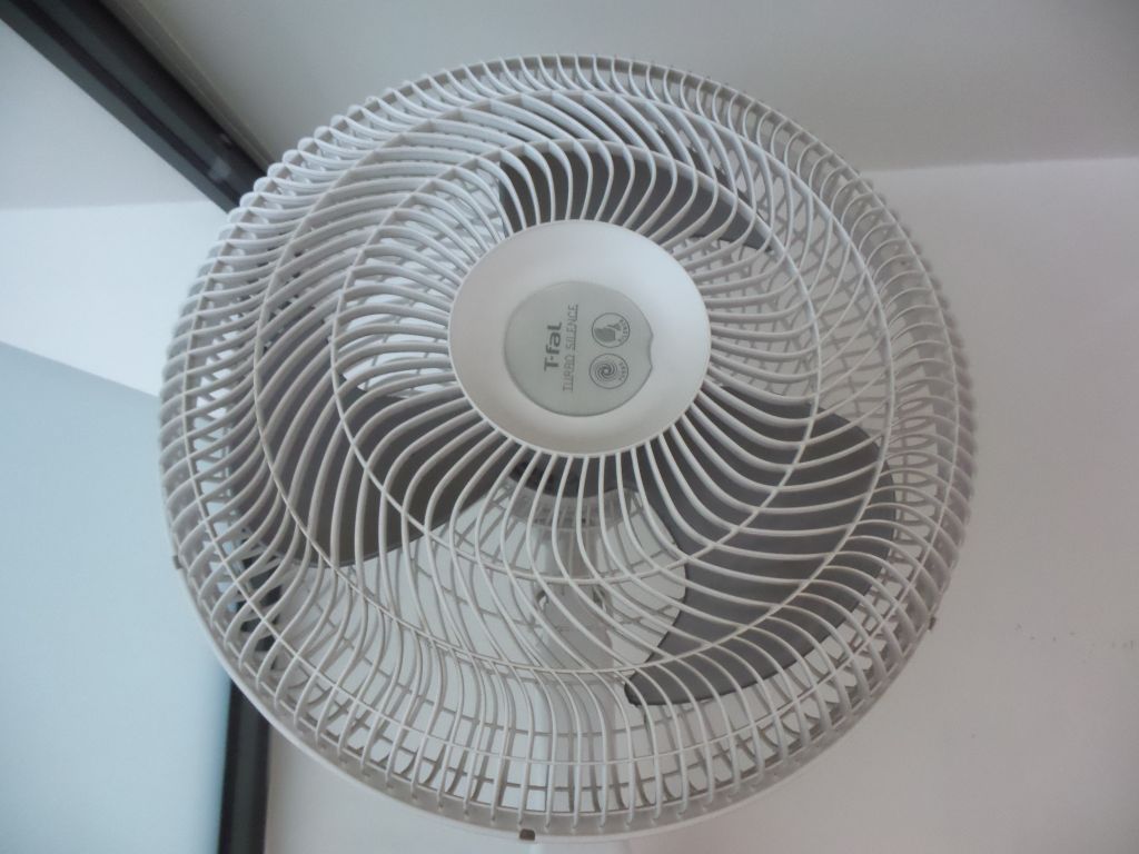 Lote 056 - 2 Ventiladores de pared color blanco marca T-fal, 3 velocidades - Imagen 2