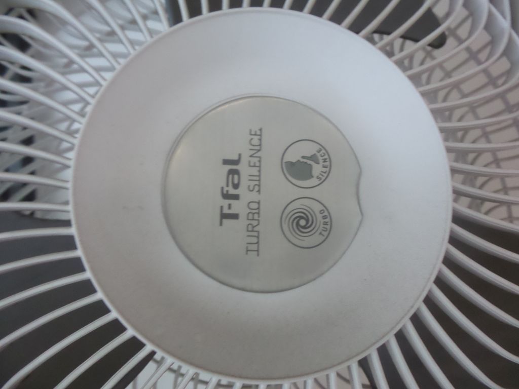 Lote 136 - 5 Ventiladores de pared color blanco marca T-fal, 3 velocidades - Imagen 9