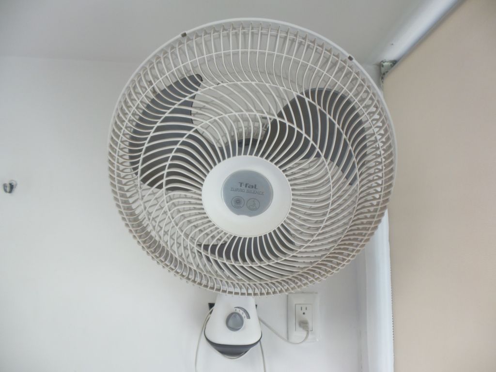 Lote 136 - 5 Ventiladores de pared color blanco marca T-fal, 3 velocidades - Imagen 10
