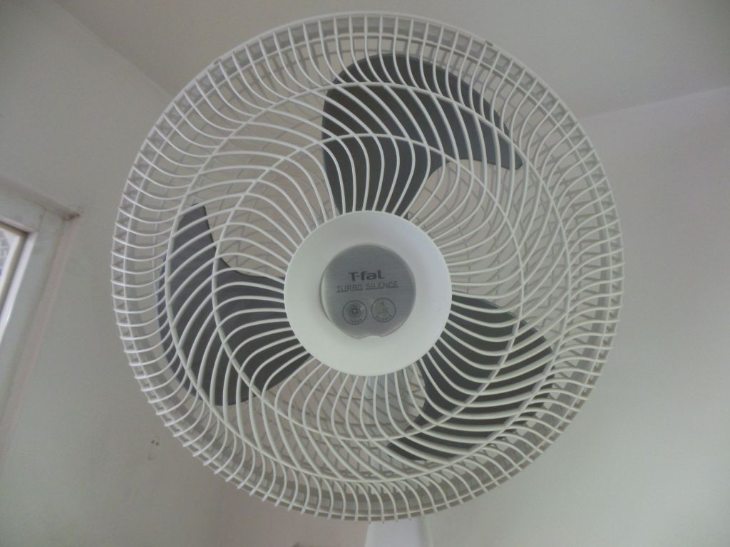 Lote 136 - 5 Ventiladores de pared color blanco marca T-fal, 3 velocidades - Imagen 14