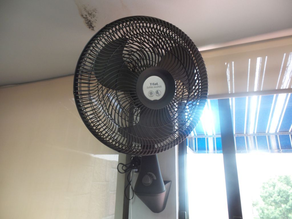 Lote 071 - 2 Ventiladores de pared color negro marca T-fal, 3 velocidades - Imagen 4
