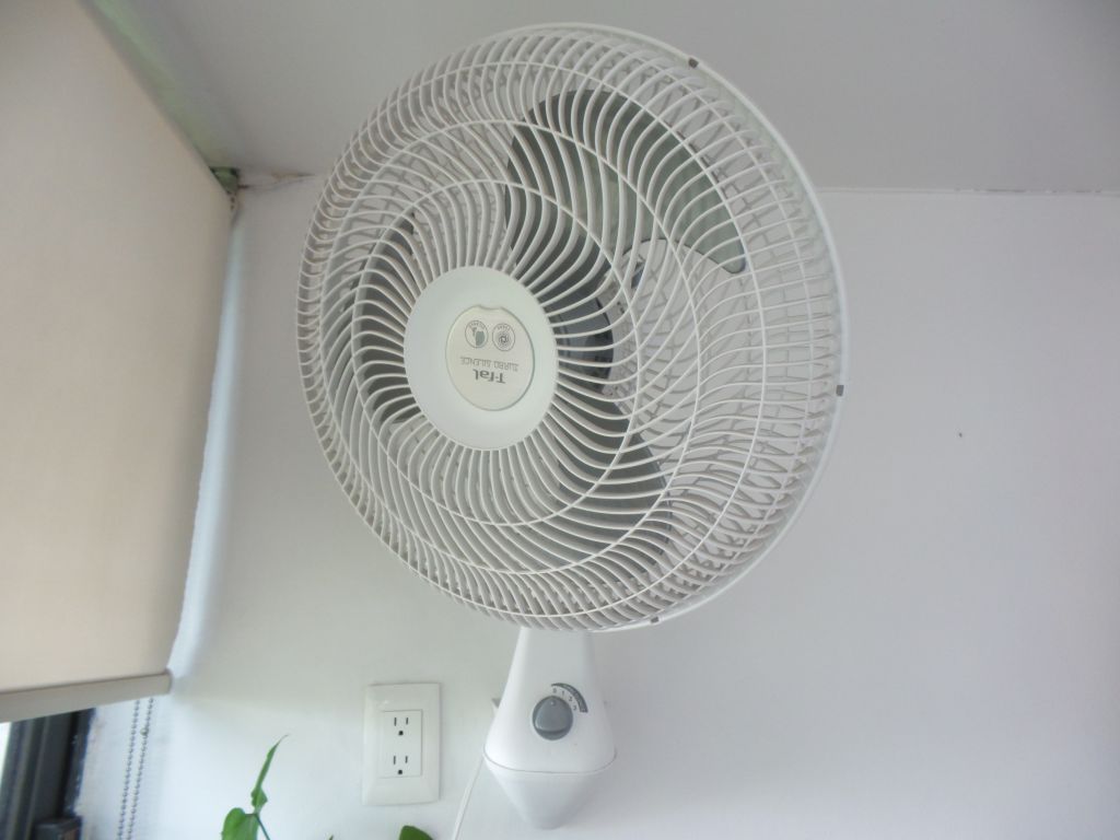 Lote 056 - 2 Ventiladores de pared color blanco marca T-fal, 3 velocidades