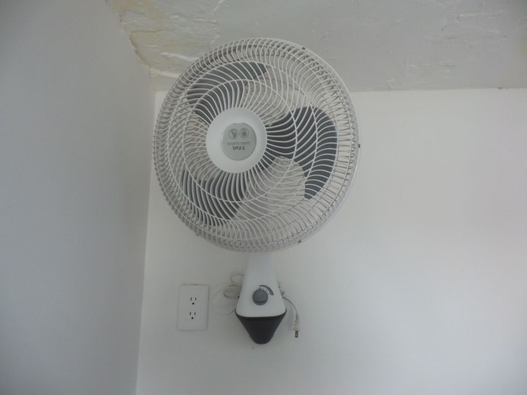 Lote 056 - 2 Ventiladores de pared color blanco marca T-fal, 3 velocidades - Imagen 5