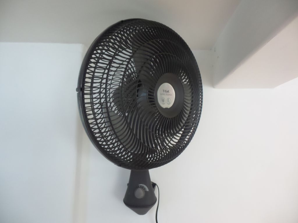Lote 071 - 2 Ventiladores de pared color negro marca T-fal, 3 velocidades - Imagen 6