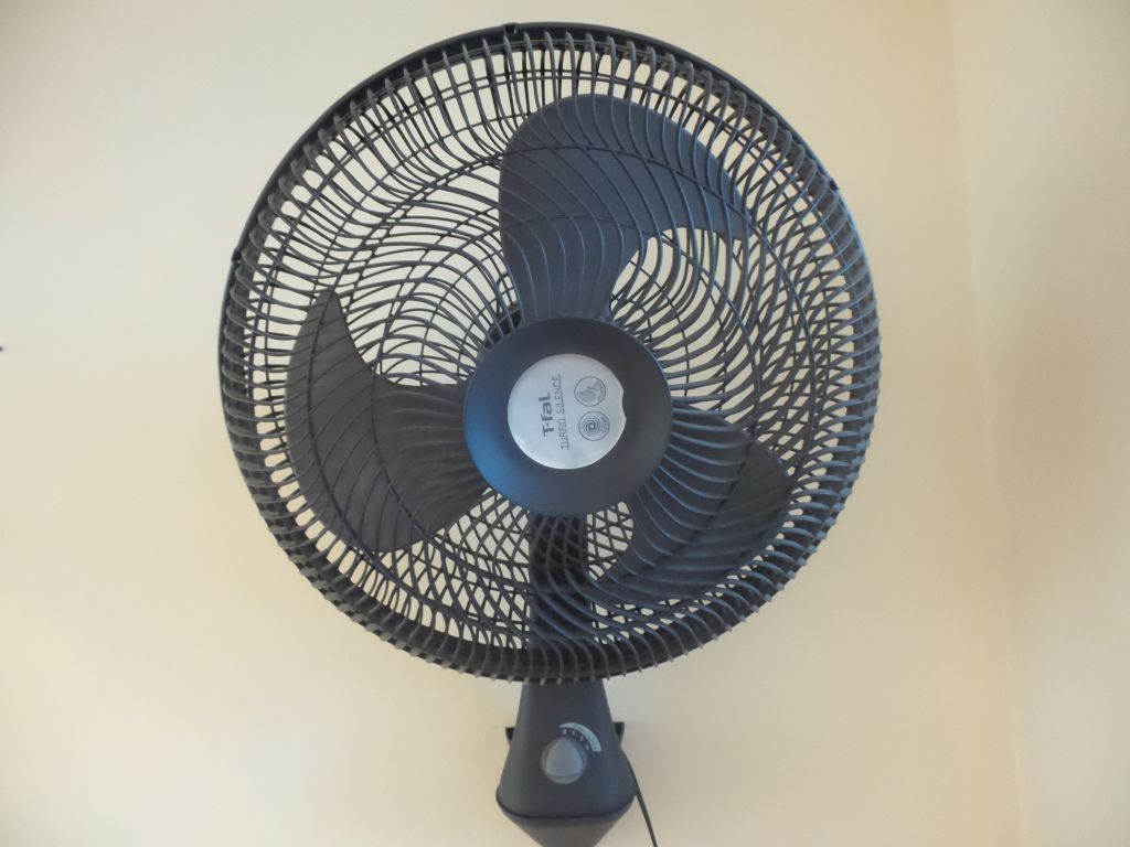 Lote 071 - 2 Ventiladores de pared color negro marca T-fal, 3 velocidades