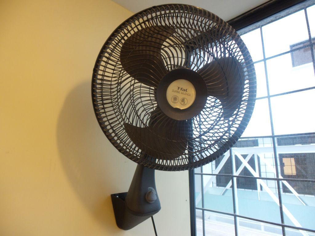 Lote 071 - 2 Ventiladores de pared color negro marca T-fal, 3 velocidades - Imagen 10