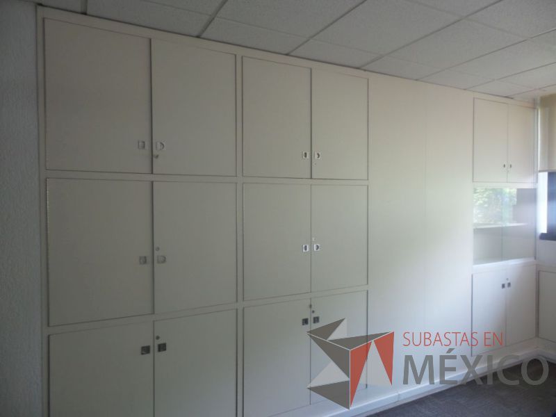 Lote 042 - Gabinete color hueso con 8 puertas y 2 de vidrio