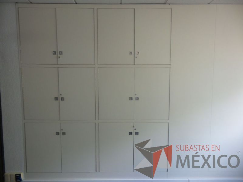 Lote 042 - Gabinete color hueso con 8 puertas y 2 de vidrio - Imagen 2