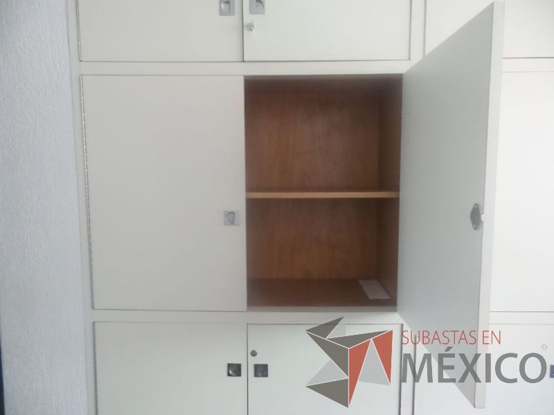 Lote 042 - Gabinete color hueso con 8 puertas y 2 de vidrio - Imagen 3