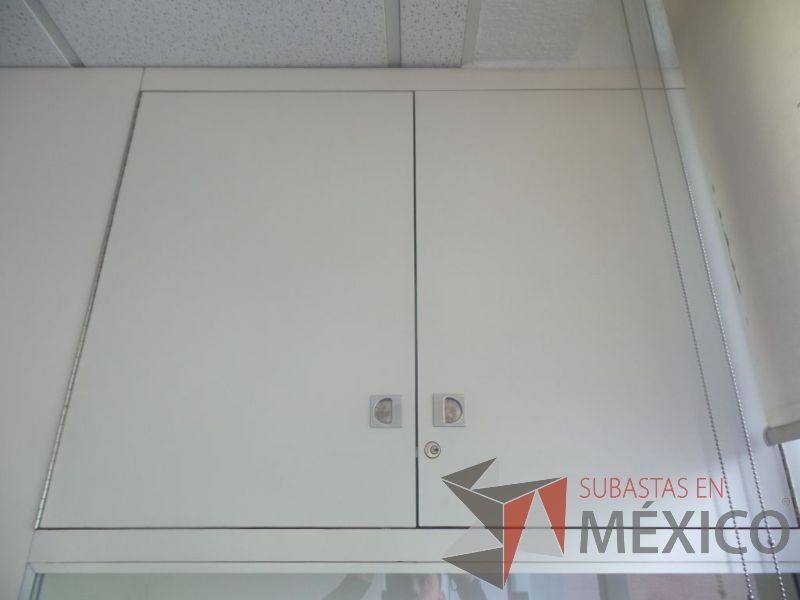 Lote 042 - Gabinete color hueso con 8 puertas y 2 de vidrio - Imagen 6