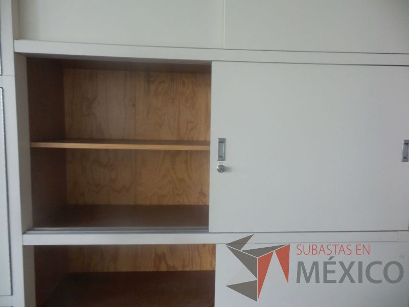 Lote 042 - Gabinete color hueso con 8 puertas y 2 de vidrio - Imagen 9