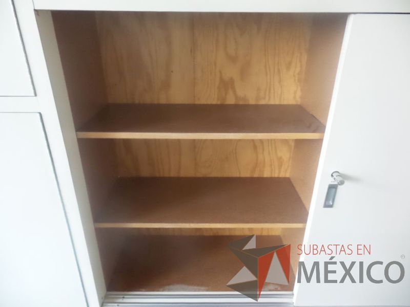 Lote 042 - Gabinete color hueso con 8 puertas y 2 de vidrio - Imagen 10