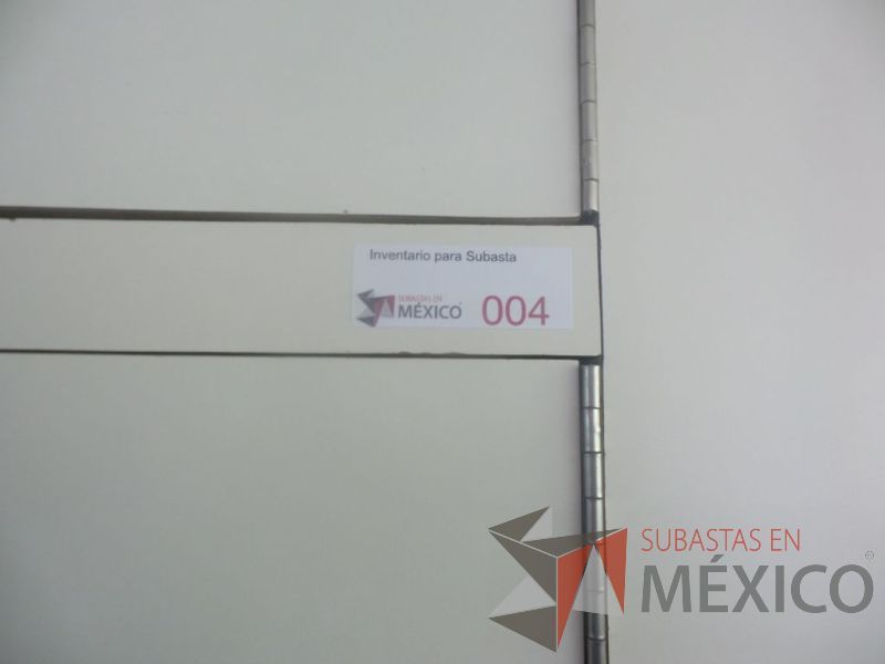 Lote 042 - Gabinete color hueso con 8 puertas y 2 de vidrio - Imagen 11