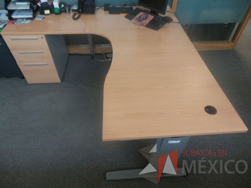 Lote 035 - 3 Escritorios en forma de L de madera con base tubular - Imagen 3