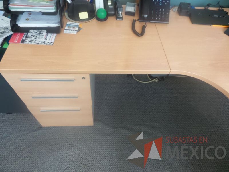 Lote 035 - 3 Escritorios en forma de L de madera con base tubular