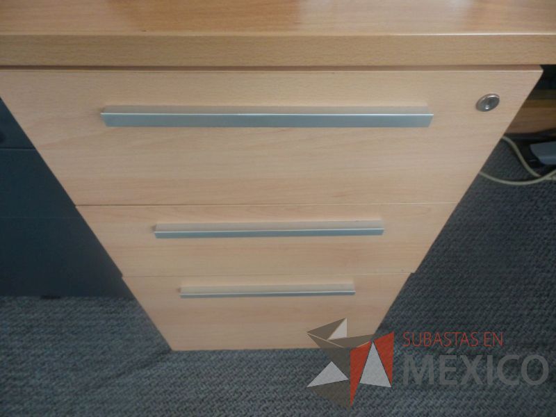 Lote 035 - 3 Escritorios en forma de L de madera con base tubular - Imagen 5