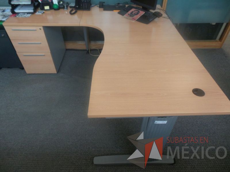 Lote 035 - 3 Escritorios en forma de L de madera con base tubular - Imagen 6