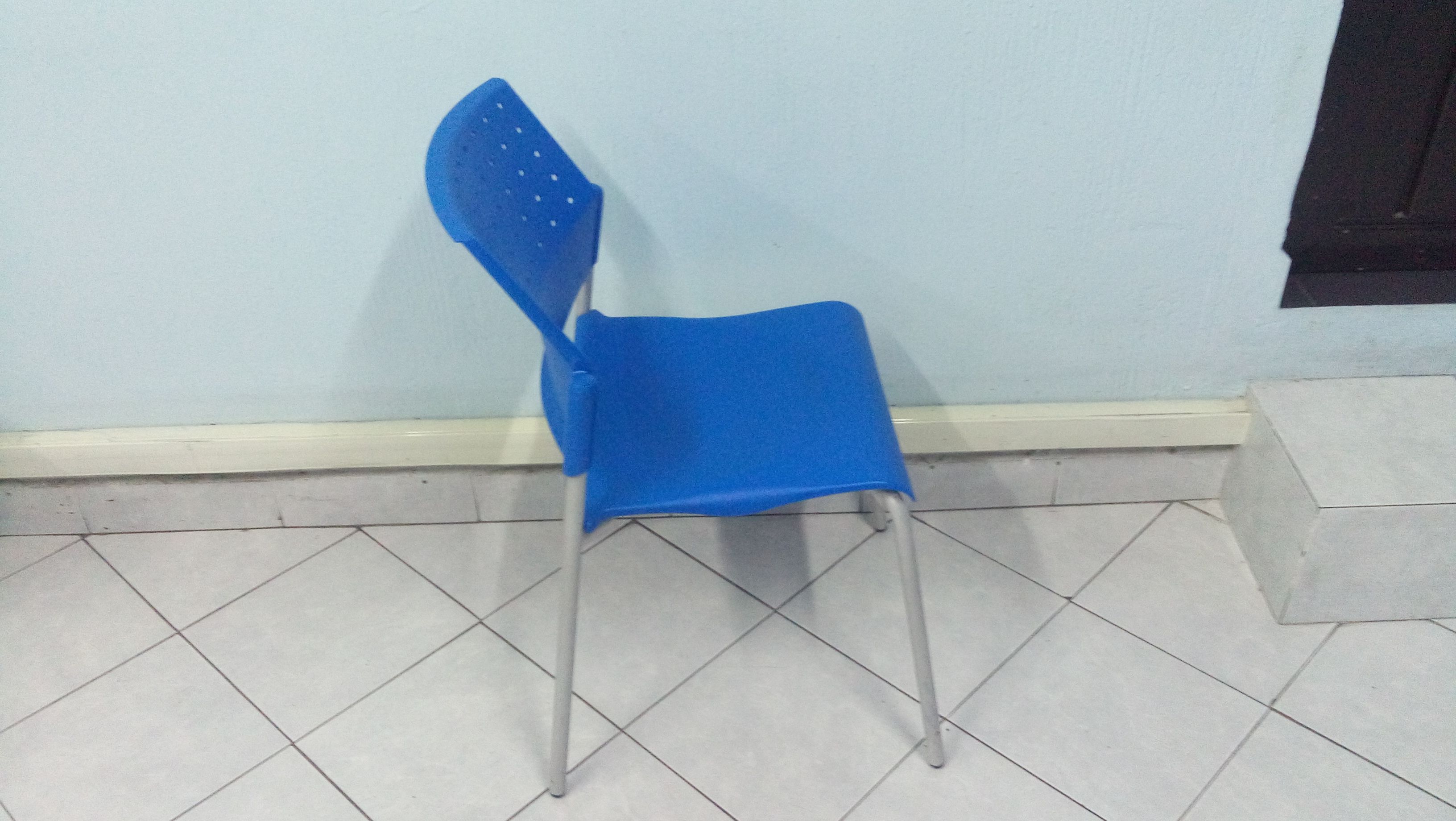 Lote 005 - 4 Mesas de comedor color café con 4 sillas color azul de plástico tubulares - Imagen 3
