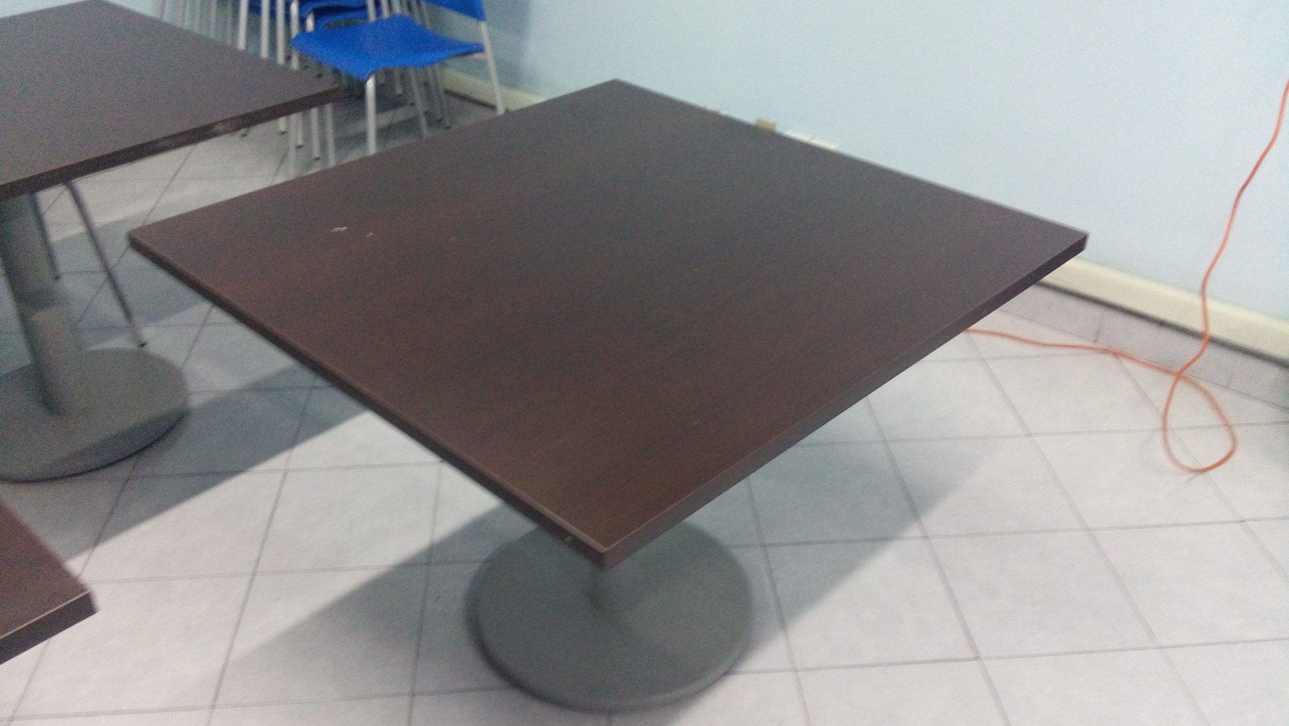 Lote 005 - 4 Mesas de comedor color café con 4 sillas color azul de plástico tubulares